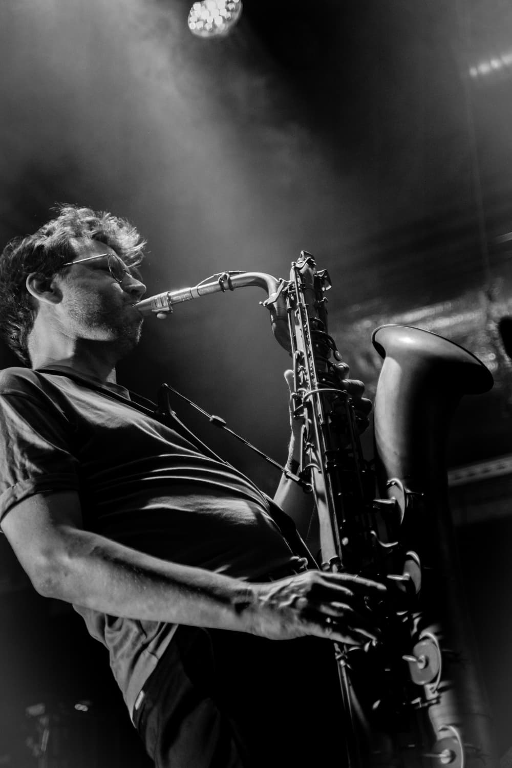 Tom de Haan playing baritone sax live